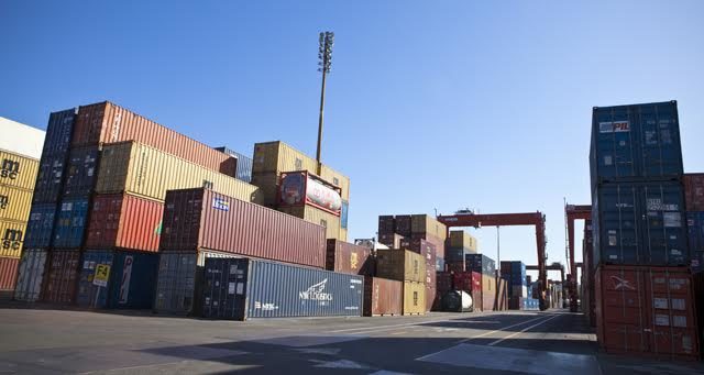 CABA. Carga de containers en el Puerto de Buenos Aires.