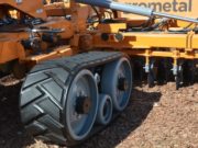 Agrometal reduce la presión en siembra con las orugas de la ADX