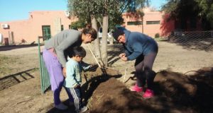 San Luis: un grupo de mujeres de Las Palomas sigue el trabajo en la huerta comunitaria