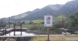En la zona de Alem realizan obras en canales de agua
