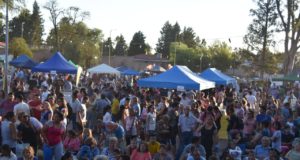 Una multitud en la primera Feria de Pequeños y Medianos Productores del año, que también se hará en Merlo