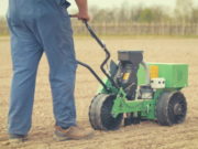 Siembra Neumática presentó una sembradora eléctrica manual