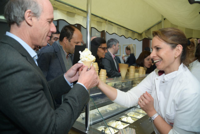 15 - 05 - Felipe Crespo recibe un producto elaborado con miel