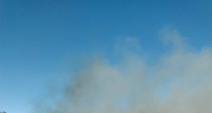San Luis: siete dotaciones de bomberos junto a brigadistas combaten un incendio en lo alto de El Morro