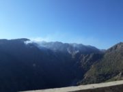 Bomberos combaten un incendio forestal en las Sierras de San Luis