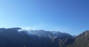 Bomberos combaten un incendio forestal en las Sierras de San Luis