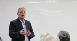 Rapela: Debatir la propiedad intelectual