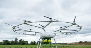 John Deere presenta un drone pulverizador