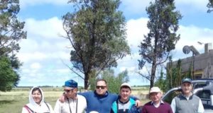 Visita de productores y técnicos de la República de Kasajstán a un campo experimental de Tilisarao