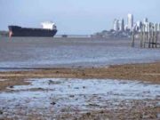 La fuerte bajante del Paraná complica la carga de los barcos