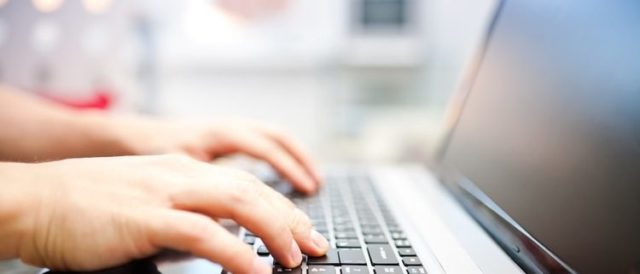 13 - 04 - trabajo en computadora en casa