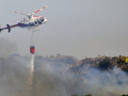 Bomberos y brigadistas trabajan en Potrero de los Funes donde se encuentra el único foco activo del incendio