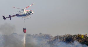 Bomberos y brigadistas trabajan en Potrero de los Funes donde se encuentra el único foco activo del incendio