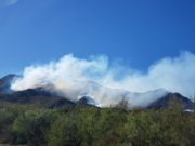 Más de 60 bomberos y brigadistas combaten un incendio en la zona serrana de San Luis