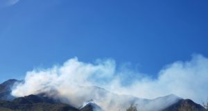 Más de 60 bomberos y brigadistas combaten un incendio en la zona serrana de San Luis