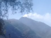 Bomberos y brigadistas trabajan para controlar un incendio en las Sierras Centrales de San Luis