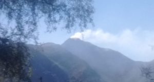 Bomberos y brigadistas trabajan para controlar un incendio en las Sierras Centrales de San Luis