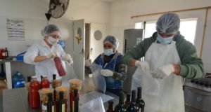Sol Puntano: cómo trabaja la fábrica donde se arman los combos con productos y conservas