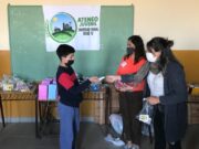 Jóvenes del Ateneo de la Rural Río V con niños de la escuela de Las Isletas
