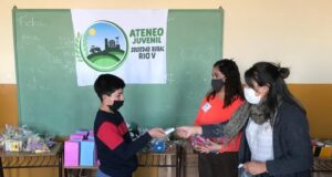 Jóvenes del Ateneo de la Rural Río V con niños de la escuela de Las Isletas