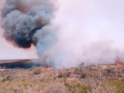 Continúan los trabajos de bomberos y brigadistas por un incendio cerca de Saladillo