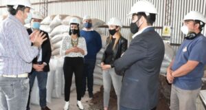 Tres comunas se unieron para reactivar una fábrica de alimentos balanceados en Mendoza