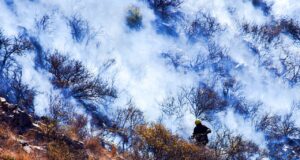 San Luis: combaten el incendio en dos frentes en Juana Koslay y siguen activos otros focos en la provincia