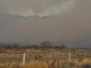 Bomberos y brigadistas continúan trabajando para controlar un incendio al pie de las Sierras Centrales