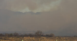 Bomberos y brigadistas continúan trabajando para controlar un incendio al pie de las Sierras Centrales