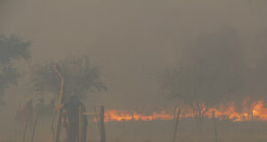 Unos 40 bomberos combaten un incendio entre Los Molles y Villa de la Quebrada