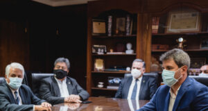 El gobierno de San Juan y el RENATRE firmaron un convenio para asegurar el traslado de los trabajadores migrantes en las cosechas