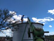 Productores caprinos del noroeste puntano recibieron un aporte para el mantenimiento de sus majadas