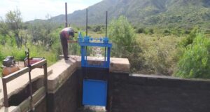 Finalizó la sustitución de la compuerta desarenadora del Canal Matriz de Luján