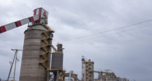 La producción de cemento anotó en abril un histórico 134% de suba interanual