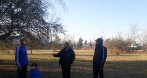 Trabajo de técnicos de la SAFCI con vecinos de Villa Mercedes