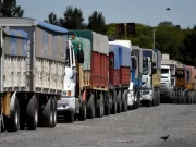 Transportistas de granos inician un paro en todo el país en protesta por la falta de gasoil y el aumento de costos