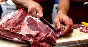 Crisis económica y alta oferta ganadera frenan suba de precios de carne y hacienda