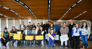 Son 40 los apicultores del departamento Pueyrredón que recibieron kits de medicación para la varroa