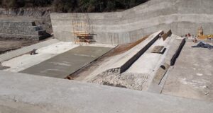 El nuevo azud Paso de la Cruz a orillas del río Conlara tiene un avance del 70%