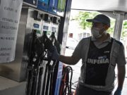 Caputo define un aumento del impuesto a los combustibles que podría incrementar la recaudación hasta medio punto del PBI