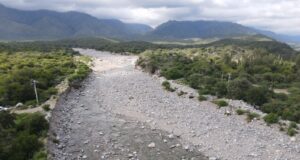 San Luis Agua trabaja en el encauzamiento del río Los Corrales