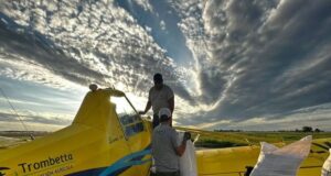 Una empresa de aviación agrícola hace crecer la siembra aérea sobre monte en el sur de San Luis