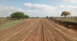 Vialidad y productores mejoran caminos vecinales en el sur de Villa Mercedes
