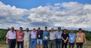 Ciencia y vino: diez geólogos visitaron el viñedo de Reynaldo Pastor en Estancia Grande