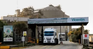 Los gremios aceiteros amenazan con un paro en toda la industria si la cerealera Vicentin no paga los salarios de febrero