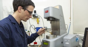 El INTI patentó un adhesivo a base de insectos para producir un aglomerado libre de formaldehído
