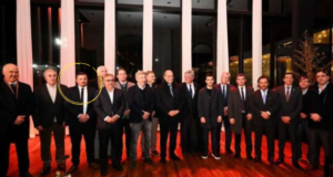 Sin decir ni mu, Pierdominici se metió en la postal del poder