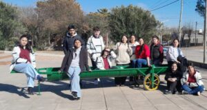 Estudiantes de Nueva Galia diseñaron un comedero móvil para caballos de equinoterapia
