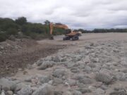 San Luis Agua realizó tareas de mantenimiento sobre el arroyo Los Corrales en Leandro N. Alem