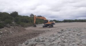 San Luis Agua realizó tareas de mantenimiento sobre el arroyo Los Corrales en Leandro N. Alem